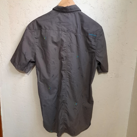 Quiksilver | Men's Gray Short button down short Sleeve Shirt - Picture 7 of 11